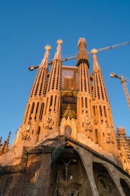  A Sagrada Família: Uma Visão Arquitética Eterna e um Desafio Impossível?